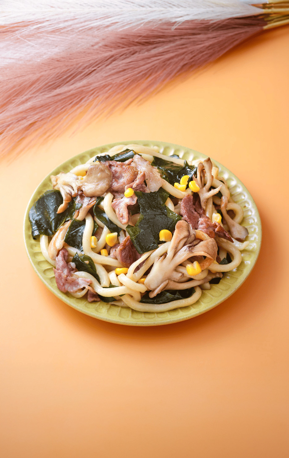 舞茸とわかめのバターしょうゆ焼きうどん